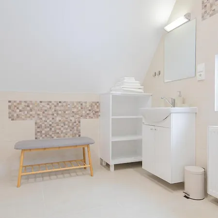 Konukevi Erlenuv Dvur 3*